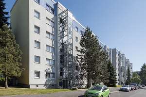 Zum Wohlfühlen: 3-Zimmerwohnung im Erdgeschoß mit Balkon! – Spremberger Str. 12, 1239 Prohlis-Süd, Dresden – Vorschaubild 1