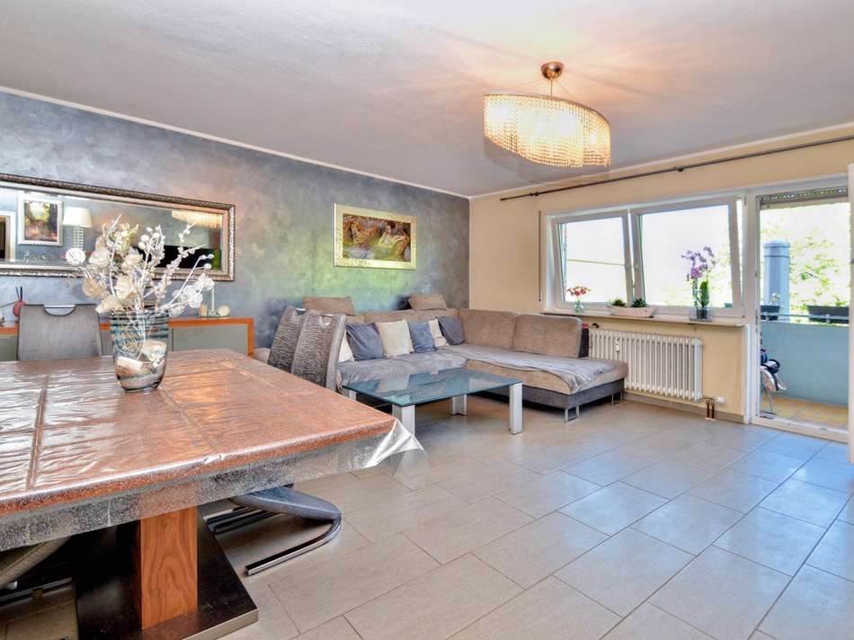 Wohnzimmer  Blick zum Balkon