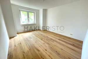 **Hochwertig modernisierte 2-Zimmer-EG-Wohnung mit Loggia, Balkon & Stellplatz**