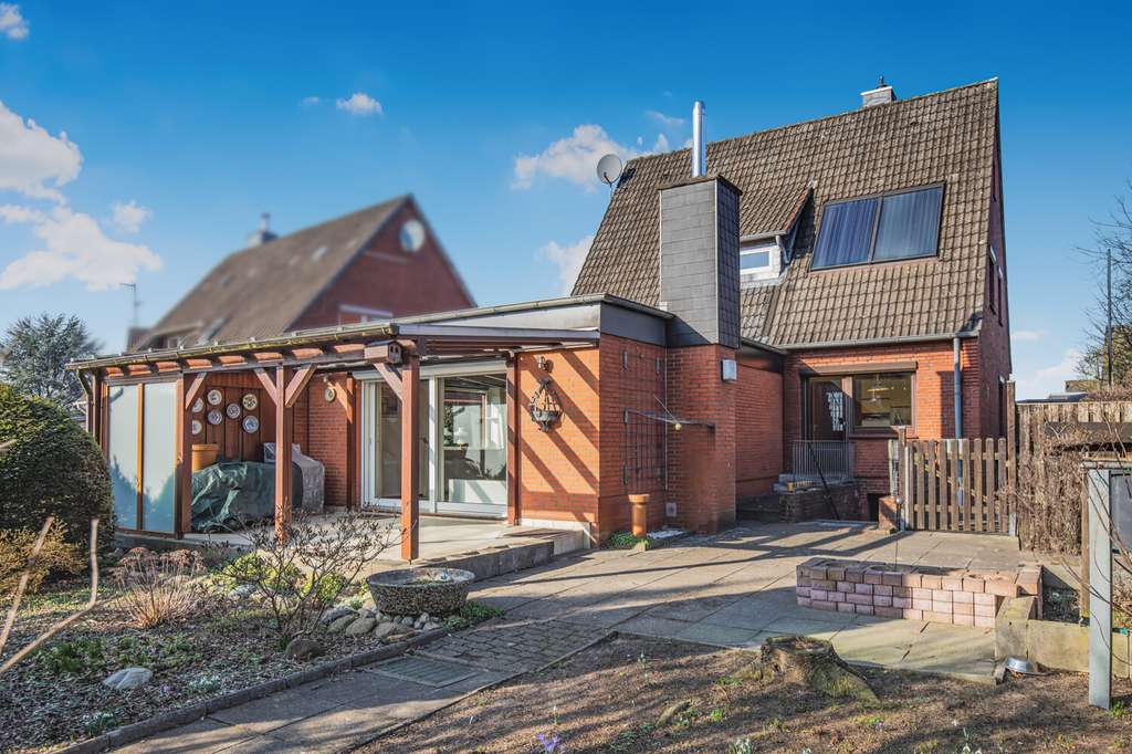 Immobilie in Westerrönfeld - Charmantes Einfamilienhaus mit Sonnenterrasse, großem Garten und Raum für neue Ideen - Bild 1