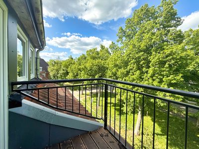 Lichtdurchflutetes Dachgeschoss-Apartment mit Balkon und stilvollem Duschbad
