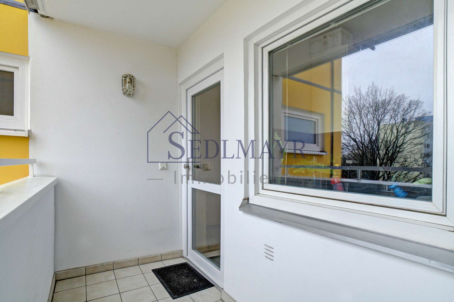 VERKAUF: 3-Zimmer-Wohnung mit Balkon, Gartenblick und Gestaltungsspielraum, München – Bild 2