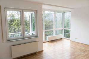 BIETERVERFAHREN: Barrierefreie und helle 2 Zi- Wohnung mit 2 Balkonen und Tiefgaragenplatz – 60528 Niederrad, Frankfurt am Main – Vorschaubild 2