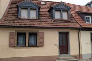 Gepflegtes Reihenmittelhaus mit rustikalem Charme und Garten in Kitzingen – Die vollständige Adresse der Immobilie erhältst du vom Anbieter., 97318 Kitzingen – Vorschaubild 1