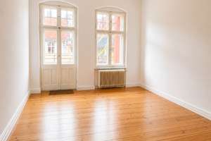 Altbauflair im 4. Obergeschoss – mit Balkon, Stuck und Dielen – Emser Str. 100, 12051 Neukölln (Ortsteil), Berlin – Vorschaubild 3