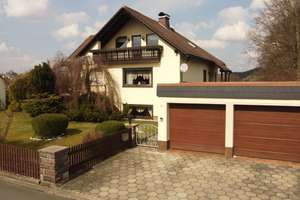 Großzügiges Einfamilienhaus mit Doppelgarage und Werkstatt – Die vollständige Adresse der Immobilie erhältst du vom Anbieter., 95659 Arzberg – Vorschaubild 1