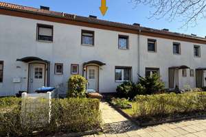 Attraktive Gelegenheit in Wolfen: Reihenmittelhaus mit gepflegtem Garten, Terrasse & Ausbaureserve – Reudener Straße 25a, 6766 Bitterfeld-Wolfen – Vorschaubild 1