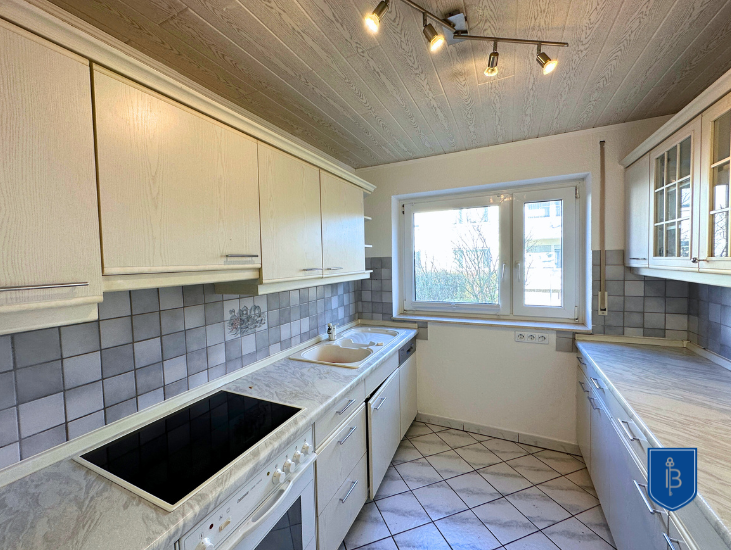 Immobilie in Metzingen - Attraktive Hochparterre-Wohnung mit Balkon und Garage - Bild 2