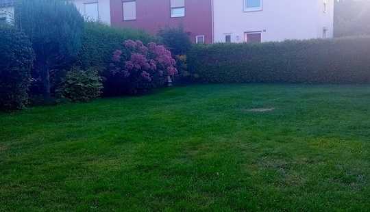 Bild von Haus mit Garage und großem Garten in ruhiger Lage