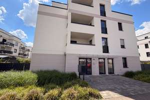 Moderne 4-Zimmer-Erdgeschosswohnung mit großer Terrasse und exklusivem Garten in Schönefeld