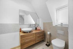 Einziehen & Wohlfühlen: Stilvoll sanierte Doppelhaushälfte mit großzügigem Familiengarten – Die vollständige Adresse der Immobilie erhältst du vom Anbieter., 80935 Lerchenau-Ost, München – Vorschaubild 3