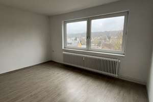 Ihre neue 3-Zimmer-Wohnung mit Weitblick in Gebhardshagen mit attraktivem Renovierungsbonus – Eichenweg 4, 38229 Gebhardshagen, Salzgitter – Vorschaubild 1