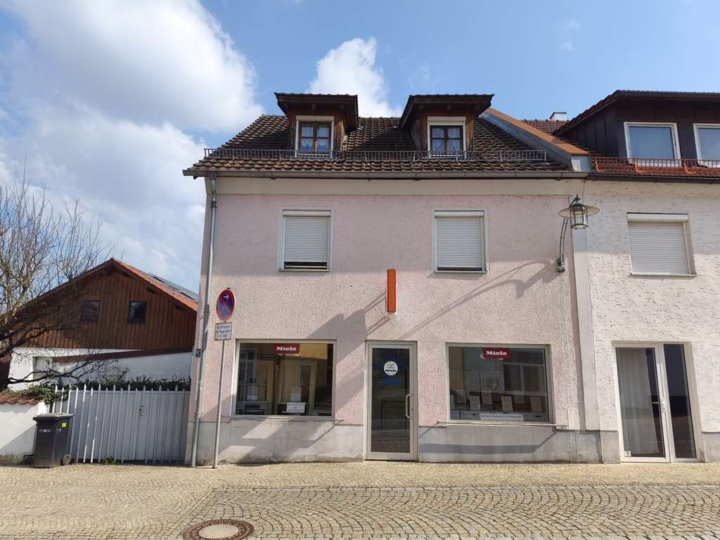 Immobilie in Hengersberg - Hengersberg Zentrum: Wohn- u. Geschäftshaus m. 640 m2 Grundstück - evtl. weitere Bebauung möglich! - Bild 0