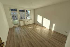Sonnige 3 Zimmer Wohnung mit Balkon & Tageslichtbad in Chemnitzer Zentrum sofort frei – Reitbahnstraße 49, 9111 Zentrum, Chemnitz – Vorschaubild 1