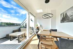 Altbauflair trifft auf moderne Wohnkultur :lichtdurchflutete Dachgeschosswohnung mit sonniger Terras