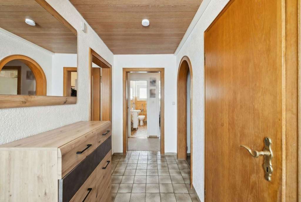 Immobilie in Freising - Mehr Raum. Mehr Grund. Mehr Möglichkeiten - EFH im Grünen mit Entwicklungspotenzial in Attaching - Bild 1