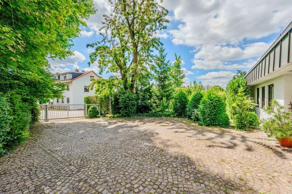 Immobilie in Wernau (Neckar) - Exklusive Haupteinheit im Architektenhaus mit Traumgarten & 446 m² Wohnfläche - Bild 1