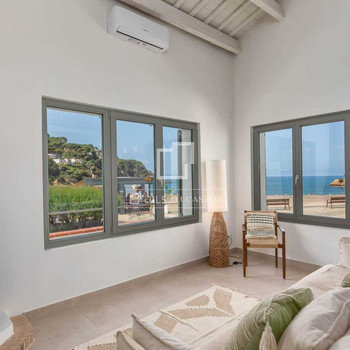 Fischerhaus, komplett renoviert, 4 Schlafzimmer, direkt am Meer in Sa Riera. Begur