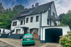 Einfamilienhaus mit Einliegerwohnung und Pool in ruhiger Lage
