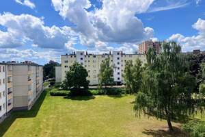 Bezugsfreie + käuferprov.freie 2-Zi.-Whg. mit Balkon + Aufzug in SPANDAU + 2025 teilsaniert + Garage – Pfefferweg 6, 13589 Falkenhagener Feld, Berlin – Vorschaubild 2
