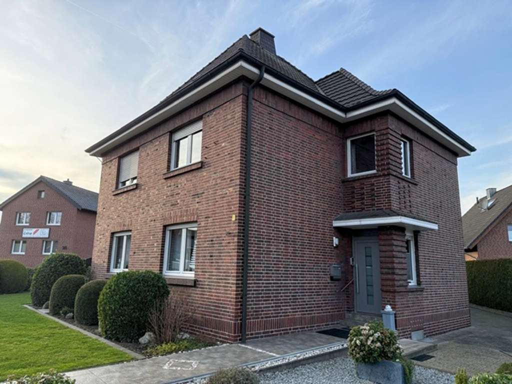 Immobilie in Ascheberg - Großzügiges Familiendomizil mit 2 Garagen und großem Garten - Bild 1