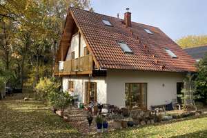 Großzügiges freistehendes EFH im Grünen – natürlich gebaut, mit Terrasse & Kamin
