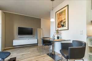 Furnished City Apartment in Prime Location // Möbliertes City Apartment  in Bester Lage 
 – Hamburg – Vorschaubild 2