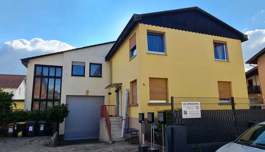 Bild von Große Dachgarten-Whg, darunter Gewerbehalle, Vorderhaus,  - MFH