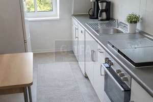 Smart investieren in Berlin: Stilvolle 2-Zimmer-Wohnung mit Balkon & stabilem Mietverhältnis – Die vollständige Adresse der Immobilie erhältst du vom Anbieter., 13055 Alt-Hohenschönhausen, Berlin – Vorschaubild 3