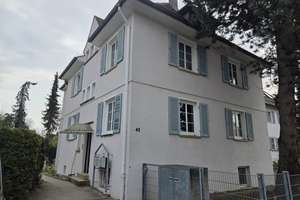 Freistehendes Mehrfamilienhaus mit großem Grundstück in guter Lage