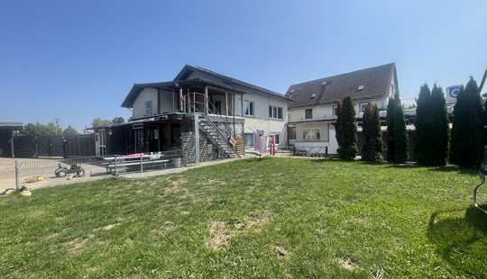 Bild von Zweifamilienhaus mit ausgebautem Untergeschoss, Garage und großem Garten !