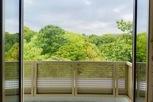 Neubau-Erstbezug mit Parkblick: Helle 2-Zimmer-Wohnung mit Dachterrasse direkt am Nippeser Tälchen