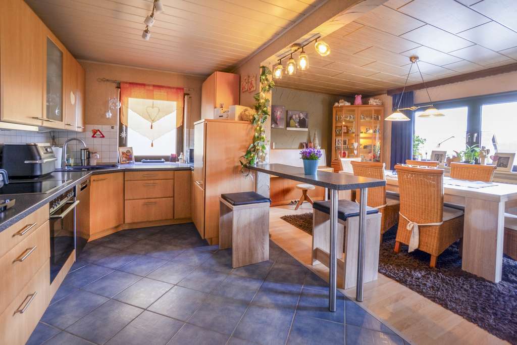 Immobilie in Oftersheim - Charmante 3,5 -Zimmer ETW mit Balkon & geräumiger Garage in bevorzugter Wohnlage von Oftersheim - Bild 2