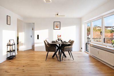 ERSTBEZUG NACH SANIERUNG UND VOLLMÖBLIERUNG: MODERNE 4-Zimmer Wohnung