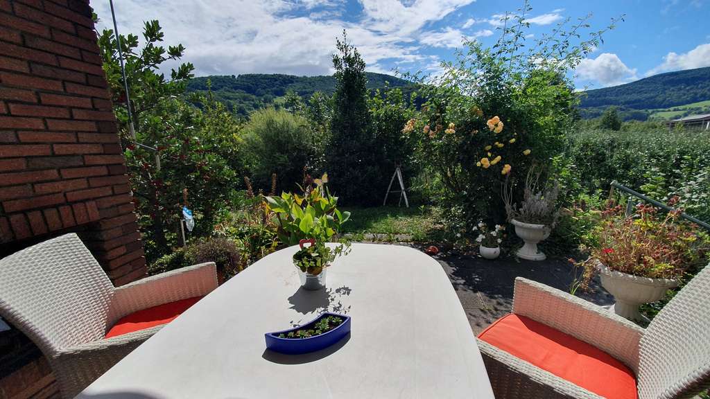 Immobilie in Schlat - Schlat: Großzügiges Wohnhaus mit Büro in unverbaubarer Aussichtslage - Bild 4