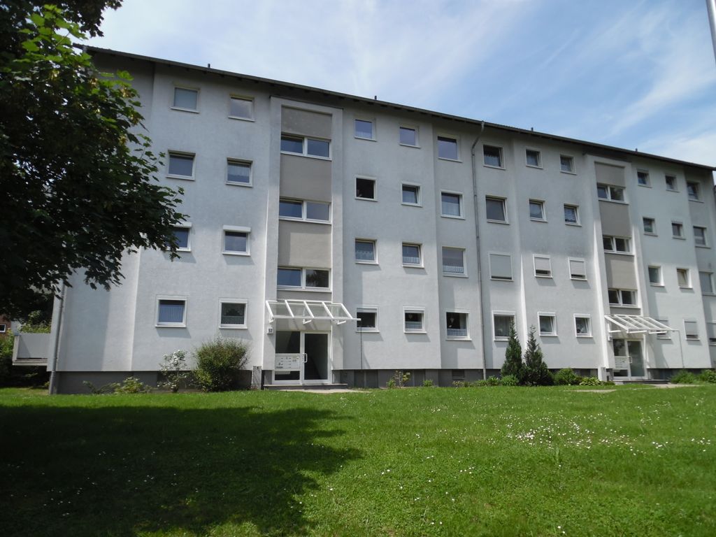 Tolle 2 Zimmer Wohnung mit Balkon- saniert- mitten im ...