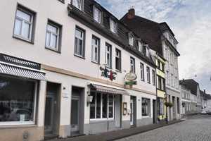 Renditeobjekt: Gepflegtes MFH mit 4 Wohneinheiten und 2 Gewerbeeinheiten – Krefeld – Vorschaubild 1