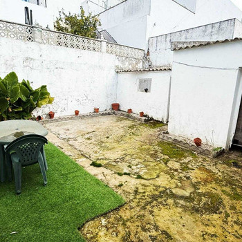 ERDGESCHOSSVILLA MIT GROSSEM HOF ZUM RENOVIEREN AN DER MEDINA-STRASSE