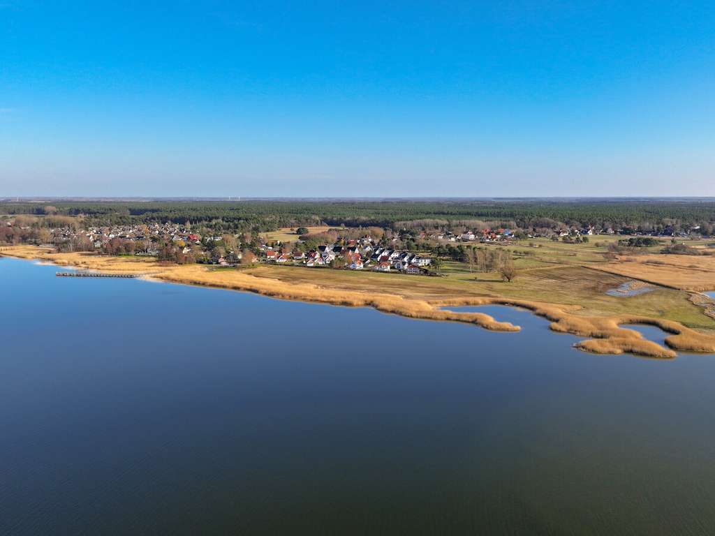 Immobilie in Fuhlendorf - Zweifamilienhaus nahe Darß mit Wasserblick // 2 WE ideal für Eigennutzung & Vermietung // Garten - Bild 2