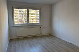 Schöne Familien-Wohnung mit viel Platz - mit Aufzug, Balkon und Wannenbad! – Ahrenshooper Straße 12, 13051 Neu-Hohenschönhausen, Berlin – Vorschaubild 3