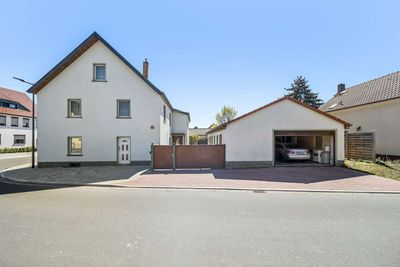 Einfamilien- oder Zweifamilienhaus mit ca. 180 m² und vielseitigem Raumkonzept in zentraler Lage!