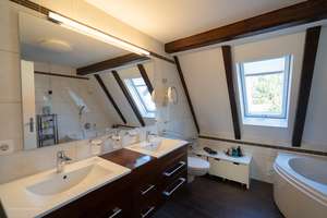 ***Heike Borchers Immobilien***Exklusives Familiendomizil mit Traumgarten, Wellnessoase & Kamin*** – Die vollständige Adresse der Immobilie erhältst du vom Anbieter., 82008 Unterhaching – Vorschaubild 10