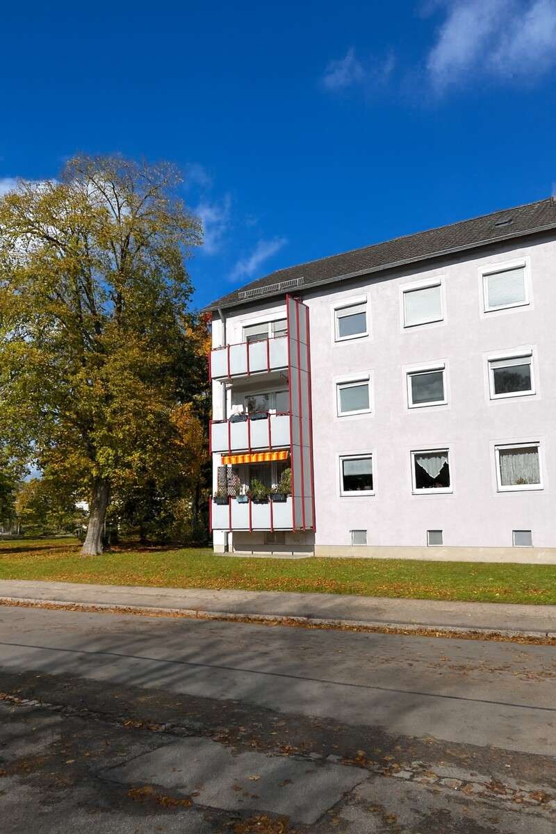 2 Zimmerwohnung + Balkon in Neusäß – sanieren und profitieren!, Augsburg Kreis – Bild 1