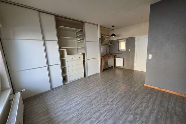 Freie 1 ZKB mit Balkon, Einbauschrank & Küche in Wiesbaden provisionsfrei zu verkaufen