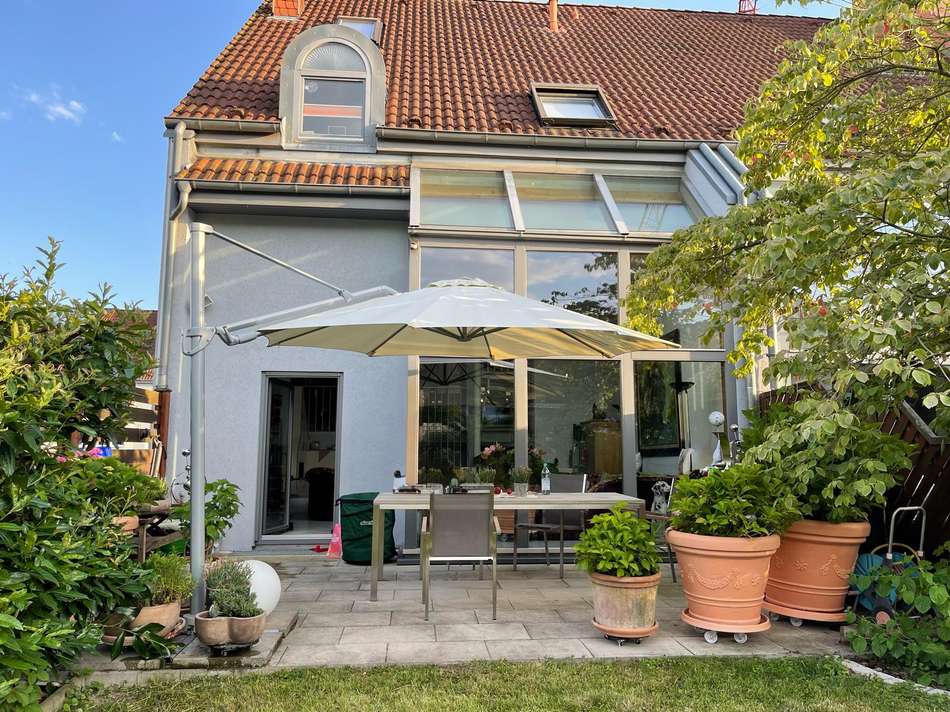 Rückseite mit Terrasse