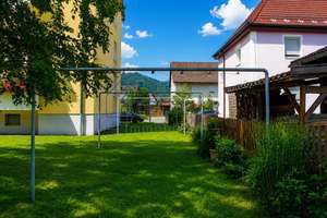 VERKAUF: 3-Zimmer-Wohnung mit Balkon, Garage und großem Gemeinschaftsgarten in ruhiger Lage! – Die vollständige Adresse der Immobilie erhältst du vom Anbieter., 82380 Peißenberg – Vorschaubild 2