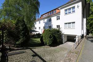 *Wohnen am Großen Garten – 3 Raumwohnung mit eigenem Garten und Garage*