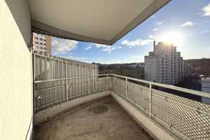 Zentrale Lage, einmalige Architektur und weitreichender Ausblick! – Stuttgart – Vorschaubild 1