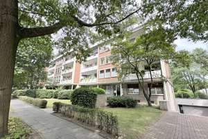 Krefeld-Bismarckviertel: Vierzimmerwohnung mit zwei Loggien und zwei Tiefgaragenstellplätzen – Die vollständige Adresse der Immobilie erhältst du vom Anbieter., 47799 Cracau, Krefeld – Vorschaubild 1
