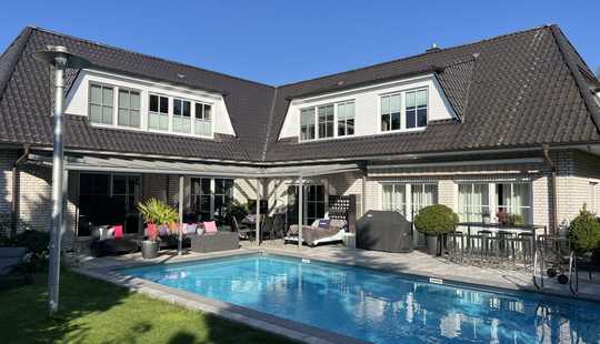 Bild von Einzigartige Villa - Luxus Pur - mit behzt. Außen-Pool, grandiosem Garten & imposantem Garagenhaus!